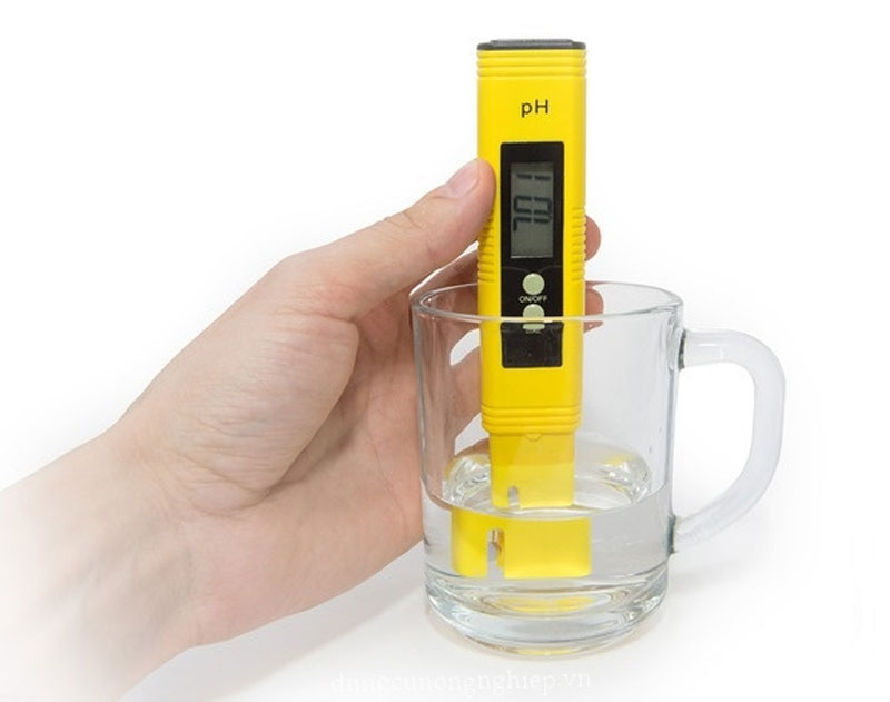 Sử dụng máy đo pH cũng là cách xác định độ pH trong nước là gì