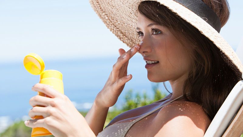 Sử dụng kem chống nắng để bảo vệ làn da