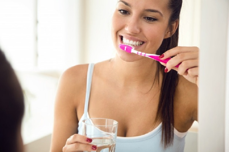 Sau khi uống nước ngọt xong vào buổi tối, bạn cần phải vệ sinh răng miệng sạch sẽ